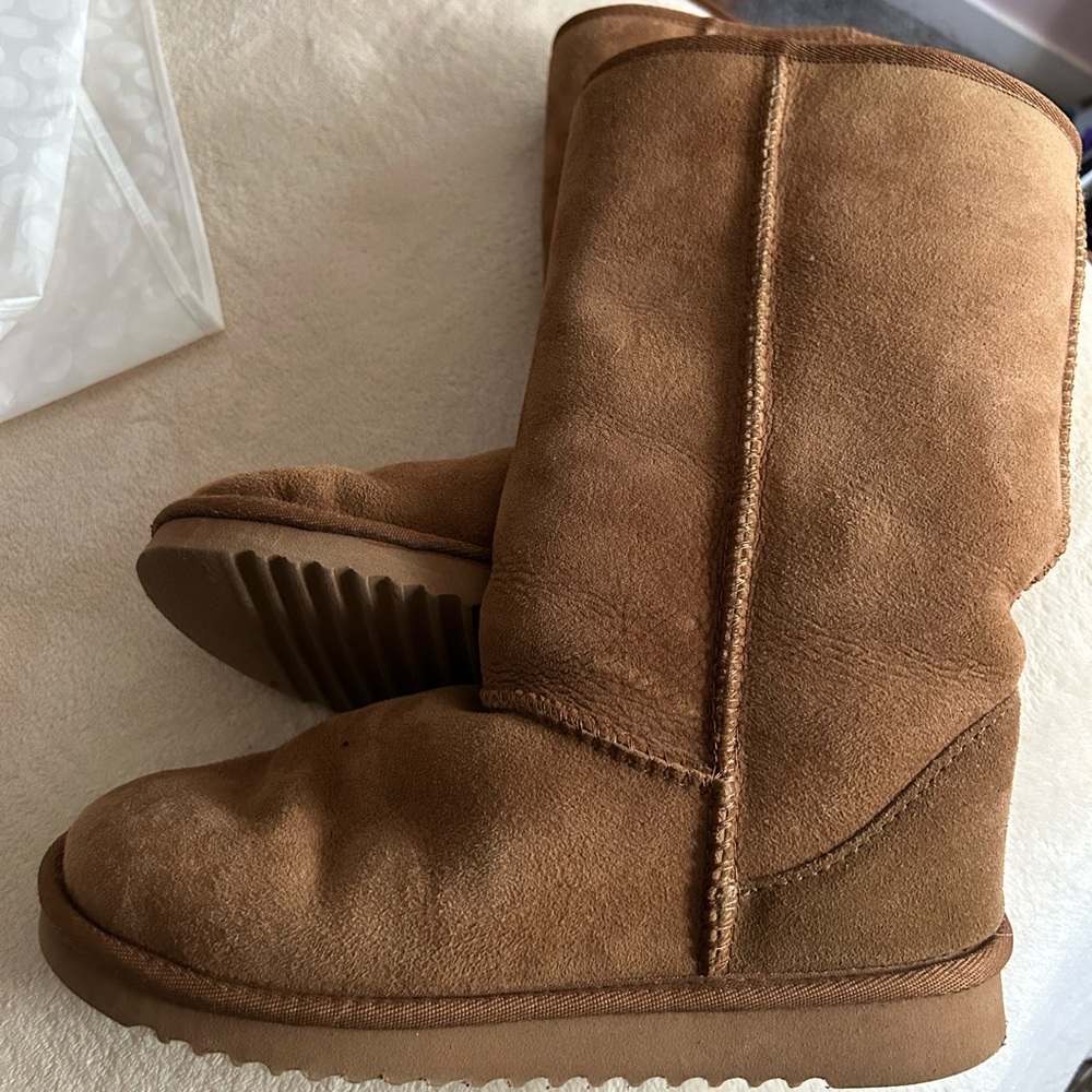 UGG-style shearling boots not sure if they are UGG brand. A size 8.